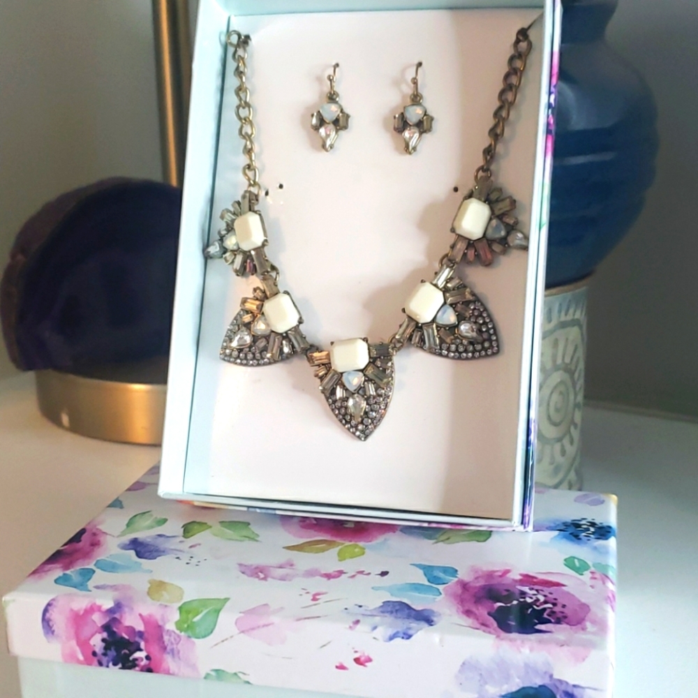 Necklace and pierced earring set